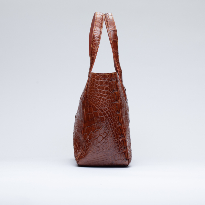 Вместительная сумка из кожи крокодила