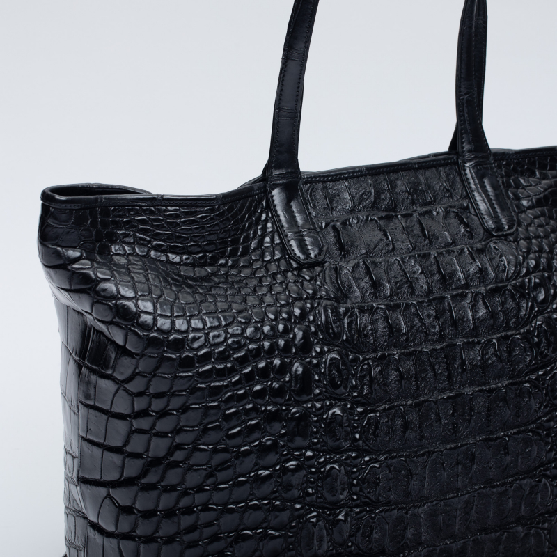 Вместительная сумка из крокодиловой кожи 