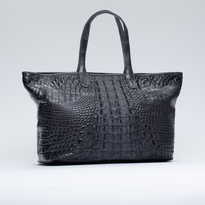 Вместительная сумка из кожи крокодила