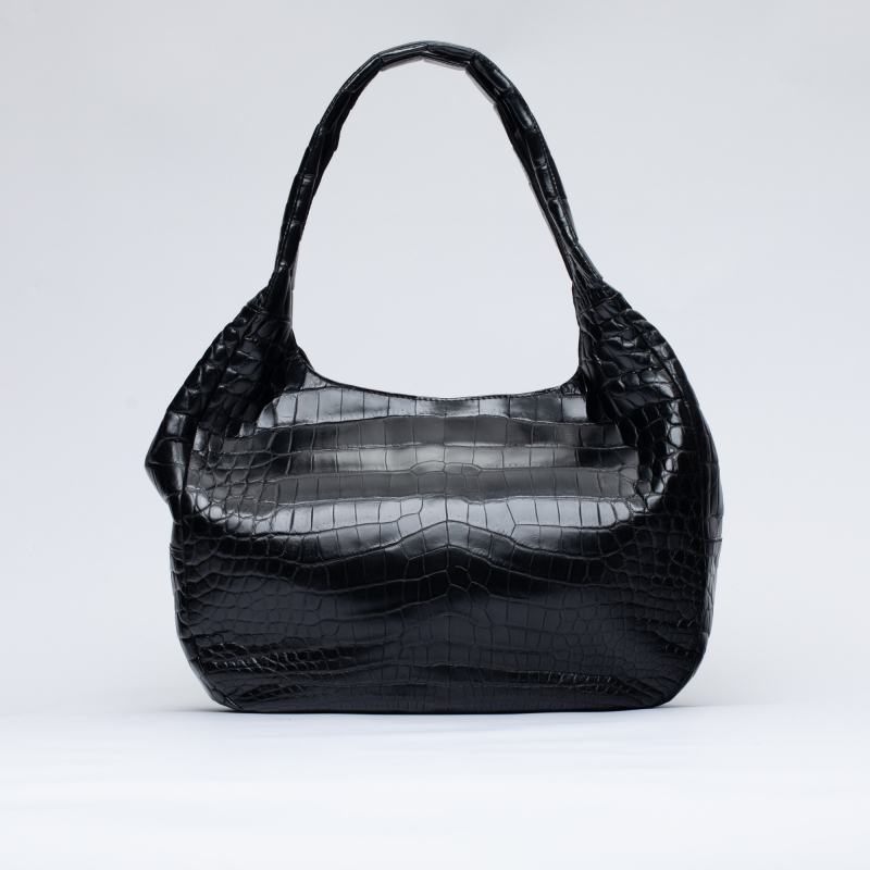 Вместительная сумка из кожи крокодила