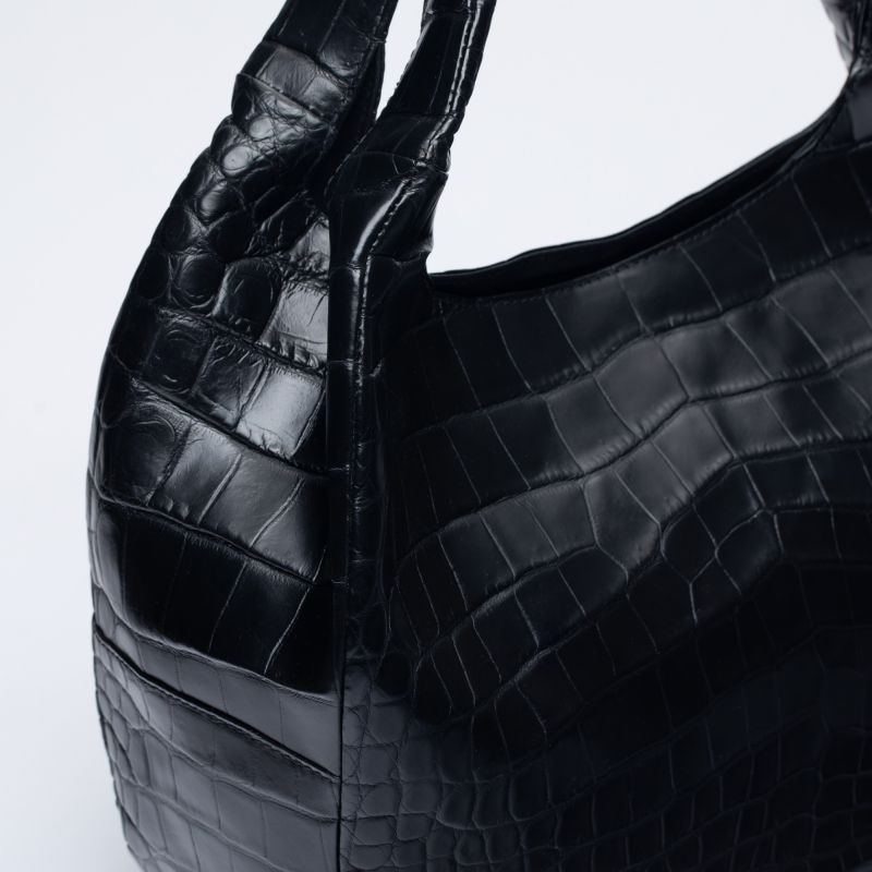 Вместительная сумка из кожи крокодила
