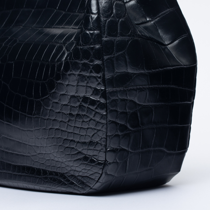 Вместительная сумка из кожи крокодила