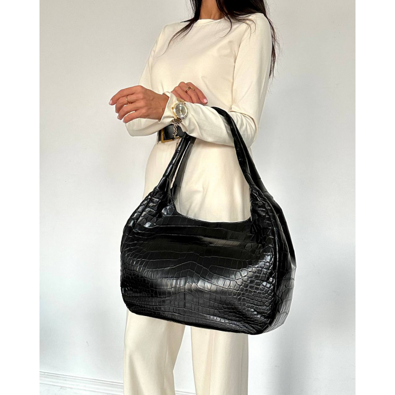 Вместительная сумка из кожи крокодила