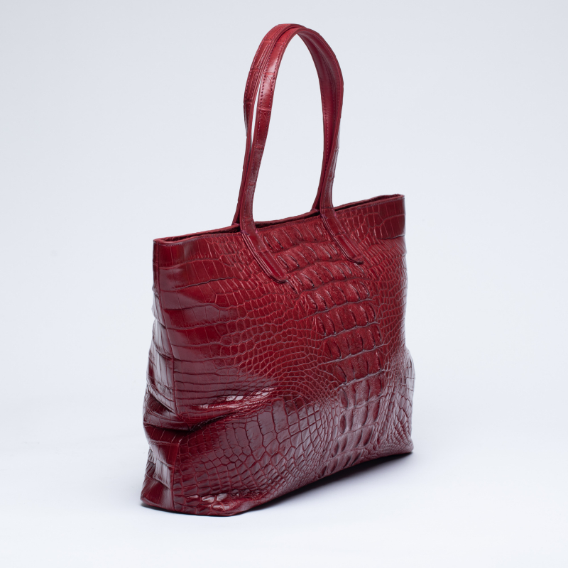 Вместительная сумка из кожи крокодила